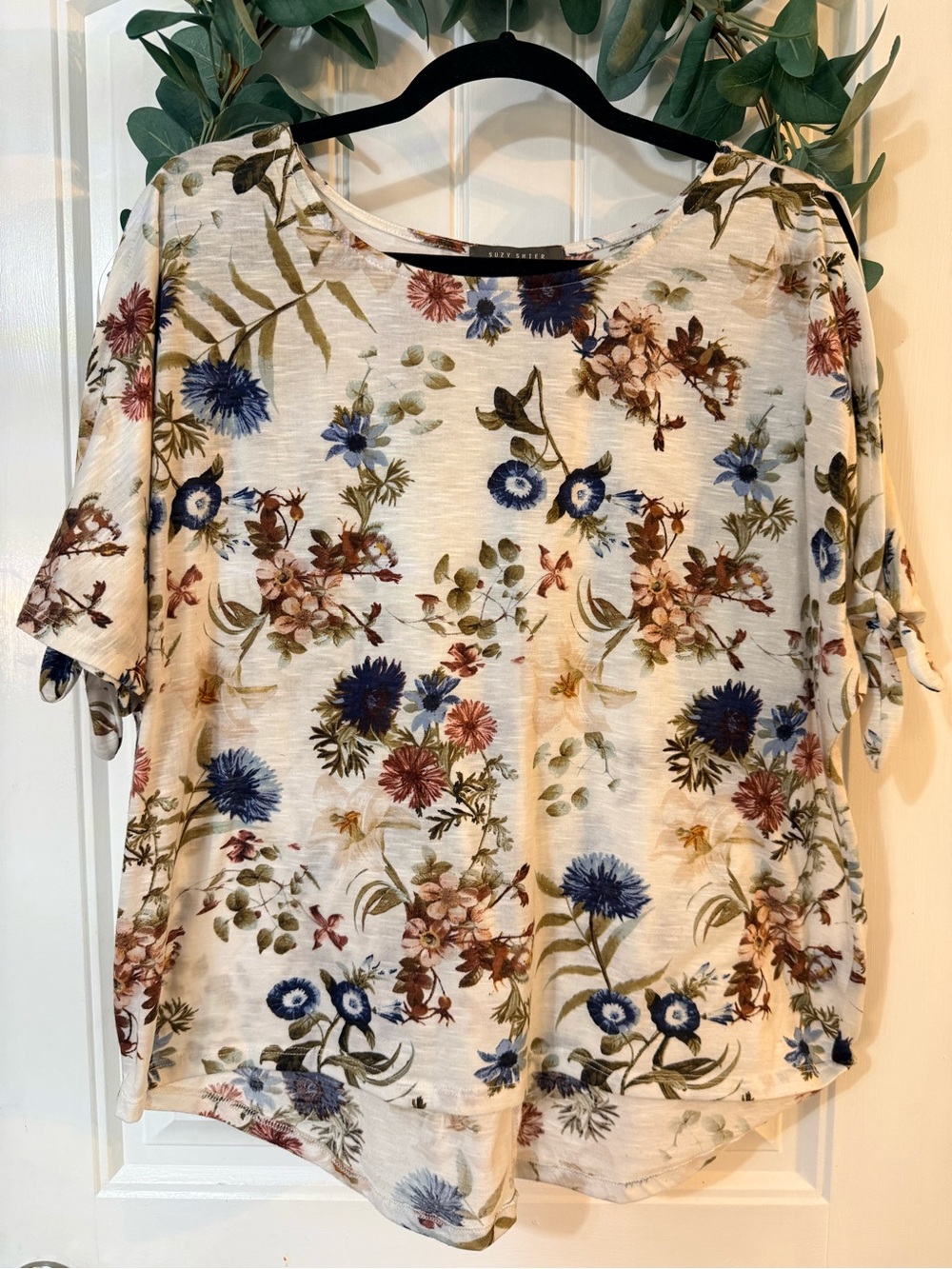 🌿4/$25 • Suzy Shier Floral Print Slit Sleeve T-Shirt
